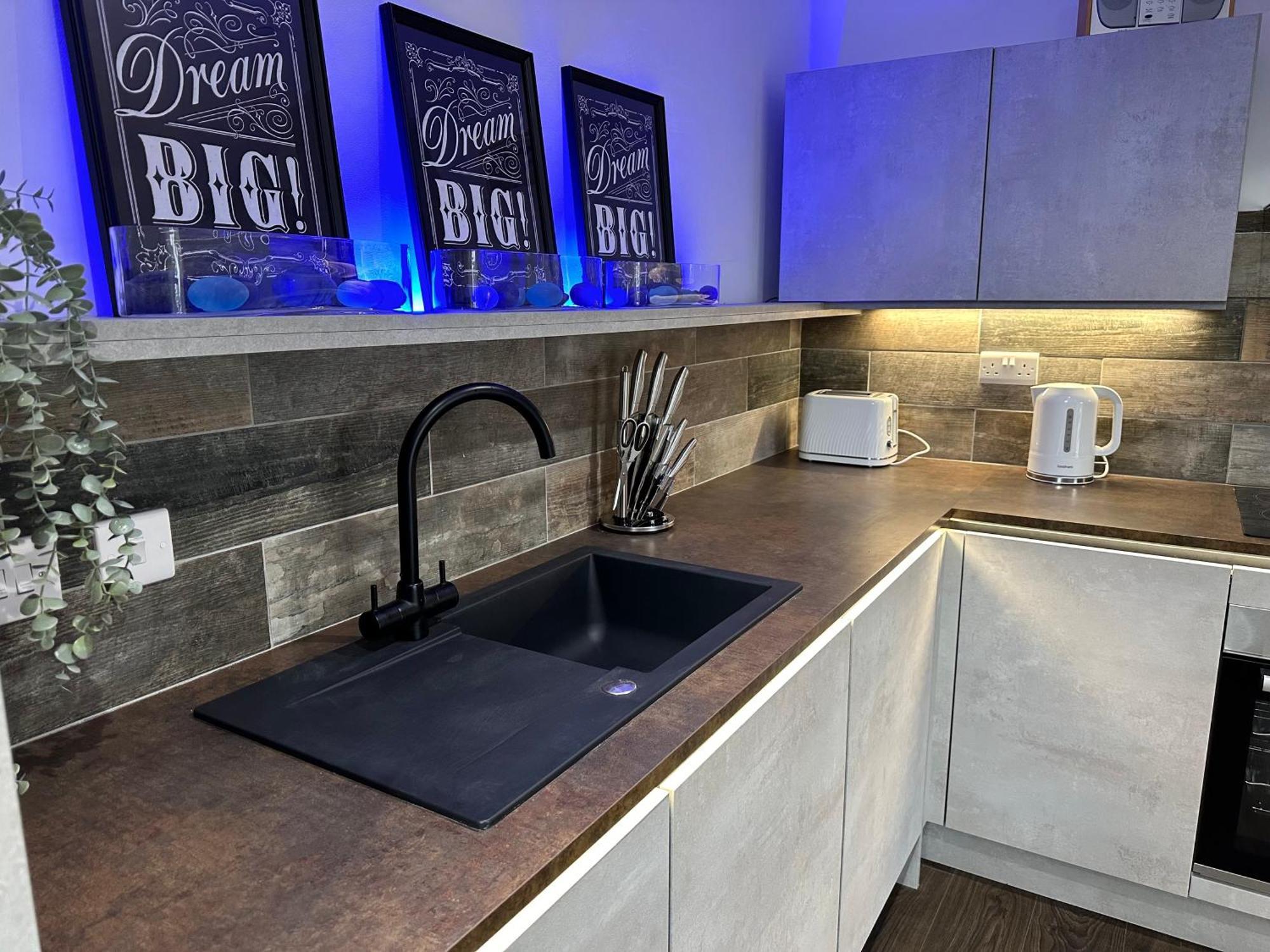 Vibrant Apartments Close To City Centre كارديف المظهر الخارجي الصورة
